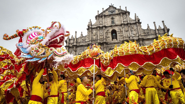 Golden dragon welcomes Chinese New Year with auspicious wishes