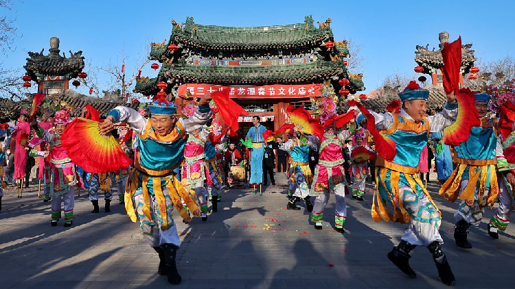 Traditional temple fairs add a touch of color to Spring Festival