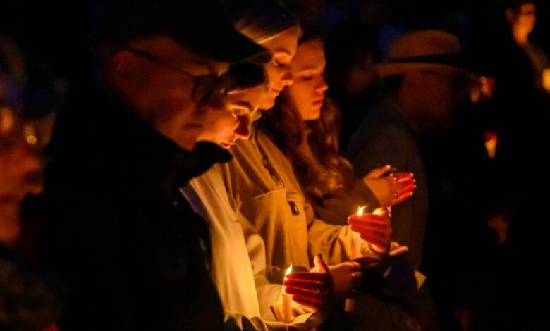 Crowds join Bondi Beach memorial for Sydney mall stabbing victims