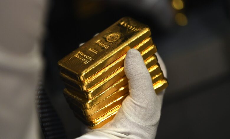 Gold holds ground as easing US Treasury yields lift appeal