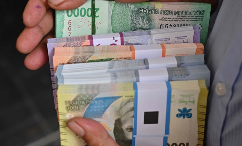 Indonesian rupiah hits four-year low, prompts central bank intervention