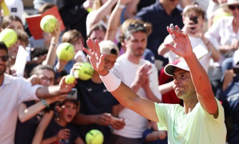 Fans line up in cool Roland Garros weather as French Open begins