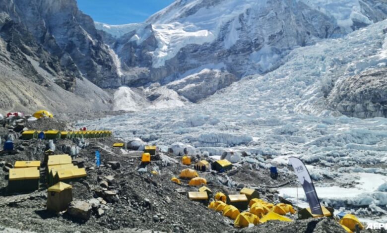 Nepal court orders limit on Everest climbing permits