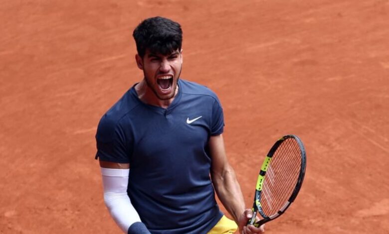 Alcaraz glides past Auger-Aliassime into French Open quarter-finals