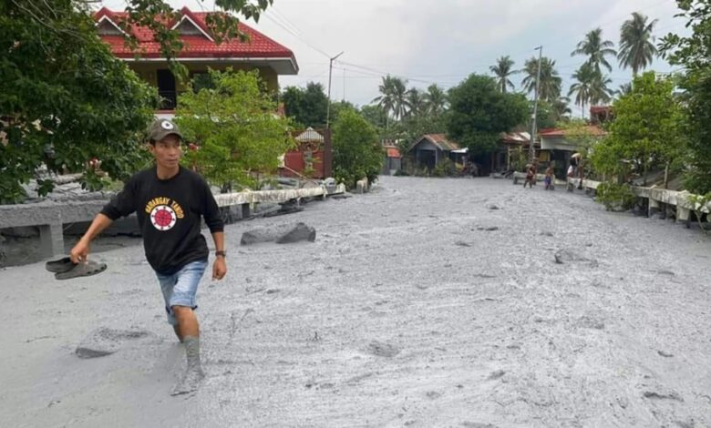 Torrent of volcanic mudflow hits Philippine village