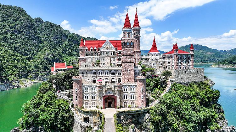 'Gothic castle' in Guizhou resembles fairy-tale scenery