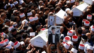 Druze mourners protest Israeli ministers at Golan victims' funeral