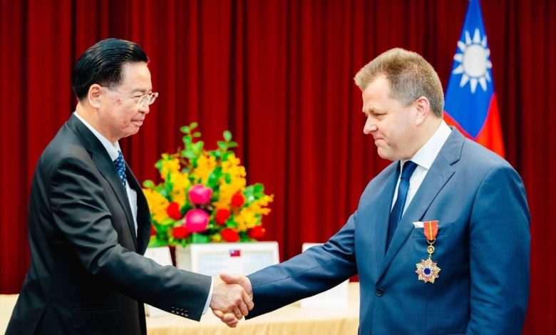 Foreign Minister Wu confers Friendship Medal of Diplomacy upon former Vice Foreign Minister Adomėnas of Lithuania