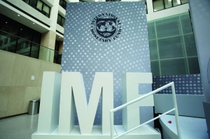 IMF sees steady global growth, warns of slowing disinflation momentum