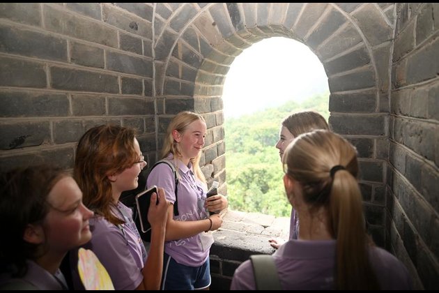 Int'l Exchange | Youngsters of multiple nations visit section of Great Wall in N China's Tianjin