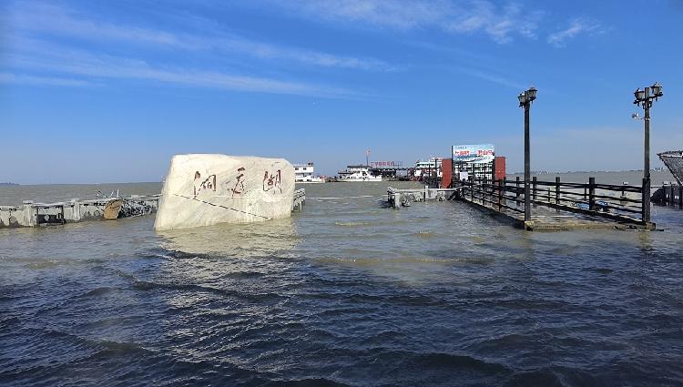 Live: Latest update on Dongting Lake's dike breach