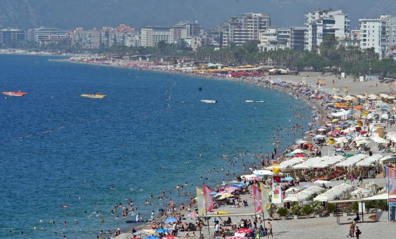 Rising costs push Turkish vacationers to off-peak season, abroad