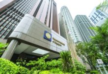 Singapore central bank keeps policy unchanged during price risks