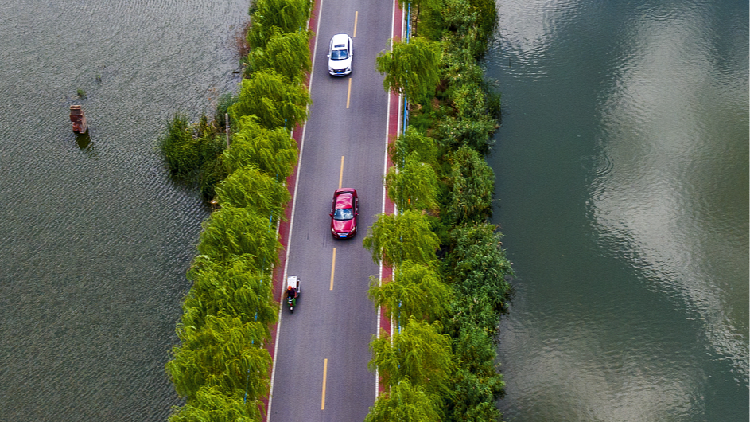 Water and sky merge into one color around rural roads in Anhui