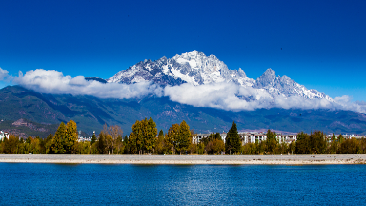 Live: Take in magnificent views of Yulong Snow Mountain