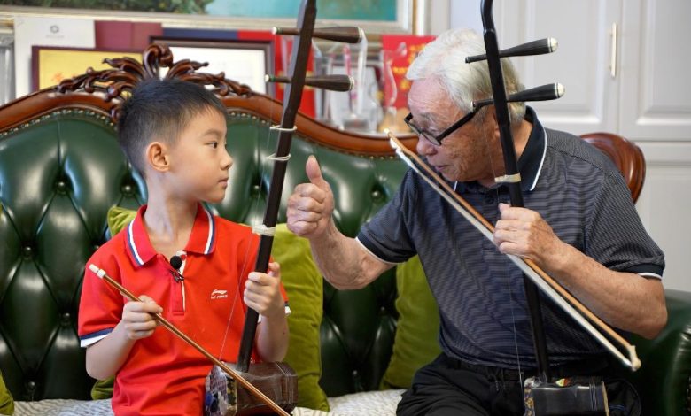 Four generations of erhu players bond over melodies