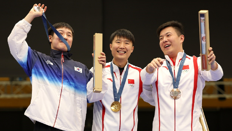 Li Yuehong wins China's first men's 25m rapid fire pistol Olympic gold