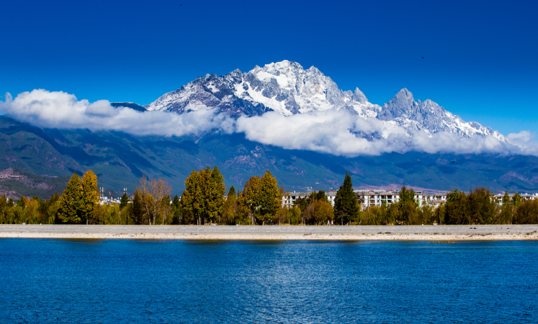 Live: Take in magnificent views of Yulong Snow Mountain