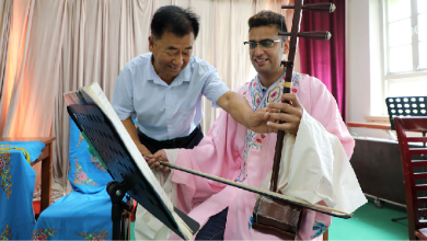 Pakistani young couple experiences Chinese culture