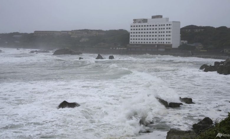 'Very strong' Typhoon Ampil buffets Japan's Pacific coast