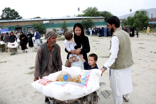 Afghans struggle with hunger amid economic slump