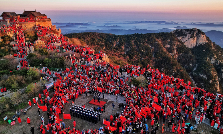 China embraces National Day holiday with travel rush, colorful events