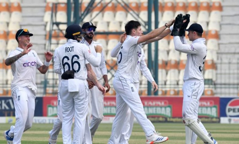 Cricket–England make progress but defiant Pakistan reach 358-8