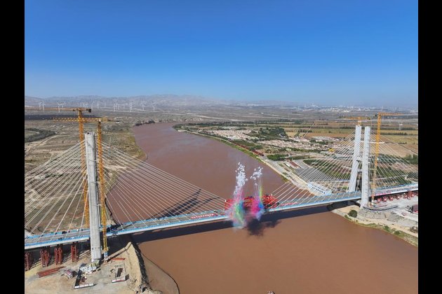 EconomyInFocus | Wuhai Yellow River grand bridge joined together in N China's Inner Mongolia