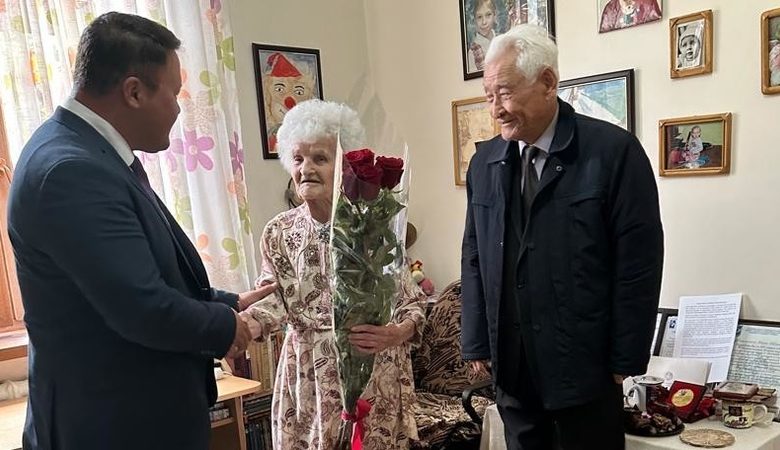 Heads of districts of Bishkek visit senior citizens and present gifts