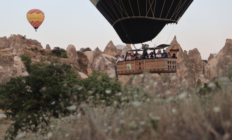 Hot air balloon bookings set new record in Türkiye's Cappadocia