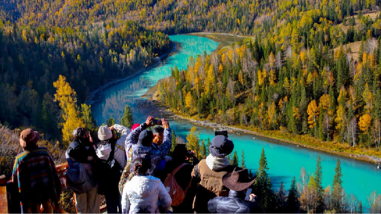 Kanas Lake's autumn scenery beckons visitors to Altay