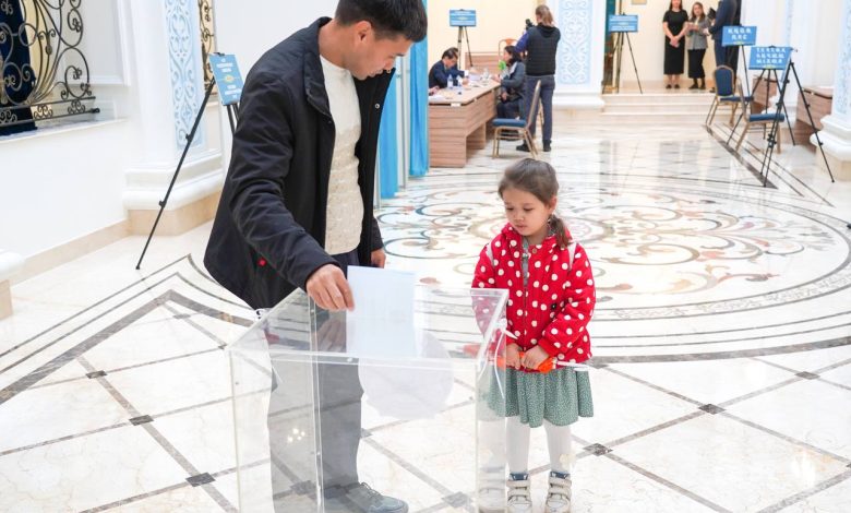 Kazakh Citizens Vote in Referendum Abroad