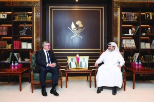 QCB governor meets Standard Chartered chairman