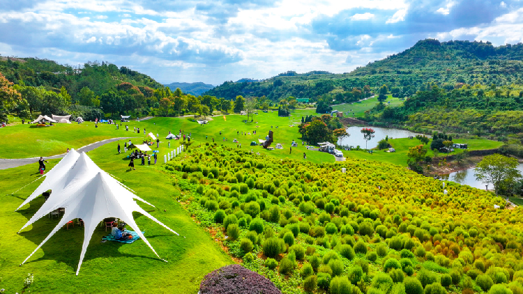 Tourists frolic at Ideal Garden of Qiandao Lake