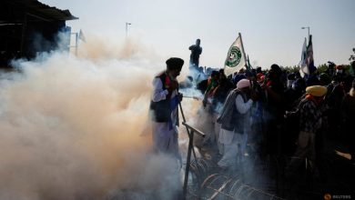 Police prevent Indian Punjabi farmers marching to Delhi to demand better prices