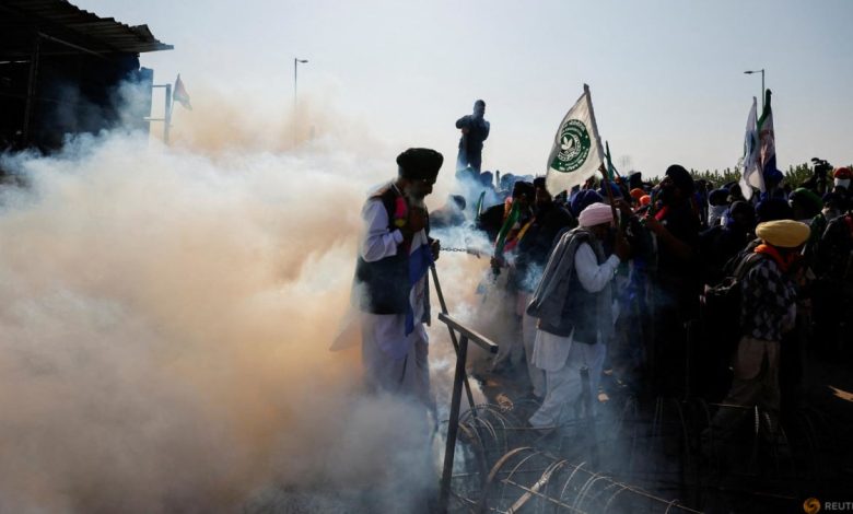 Police prevent Indian Punjabi farmers marching to Delhi to demand better prices