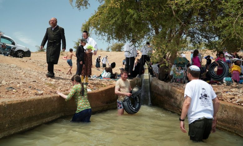 Illegal Israeli settlers turn off water taps on Palestinians in Jericho