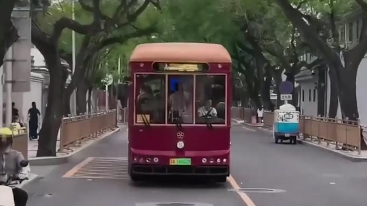 A new bus tours Beijing's central heritage axis