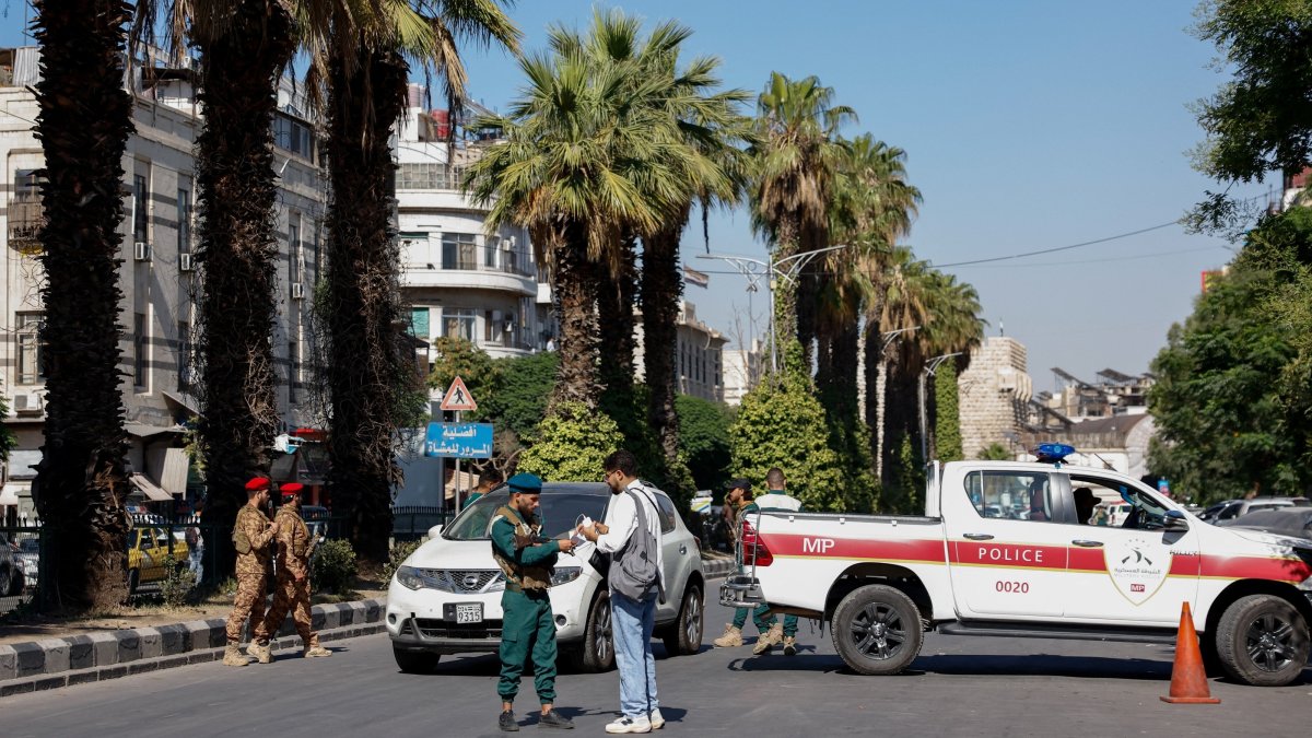 At least 5 dead, 16 injured when blast rips through Damascus cafe
