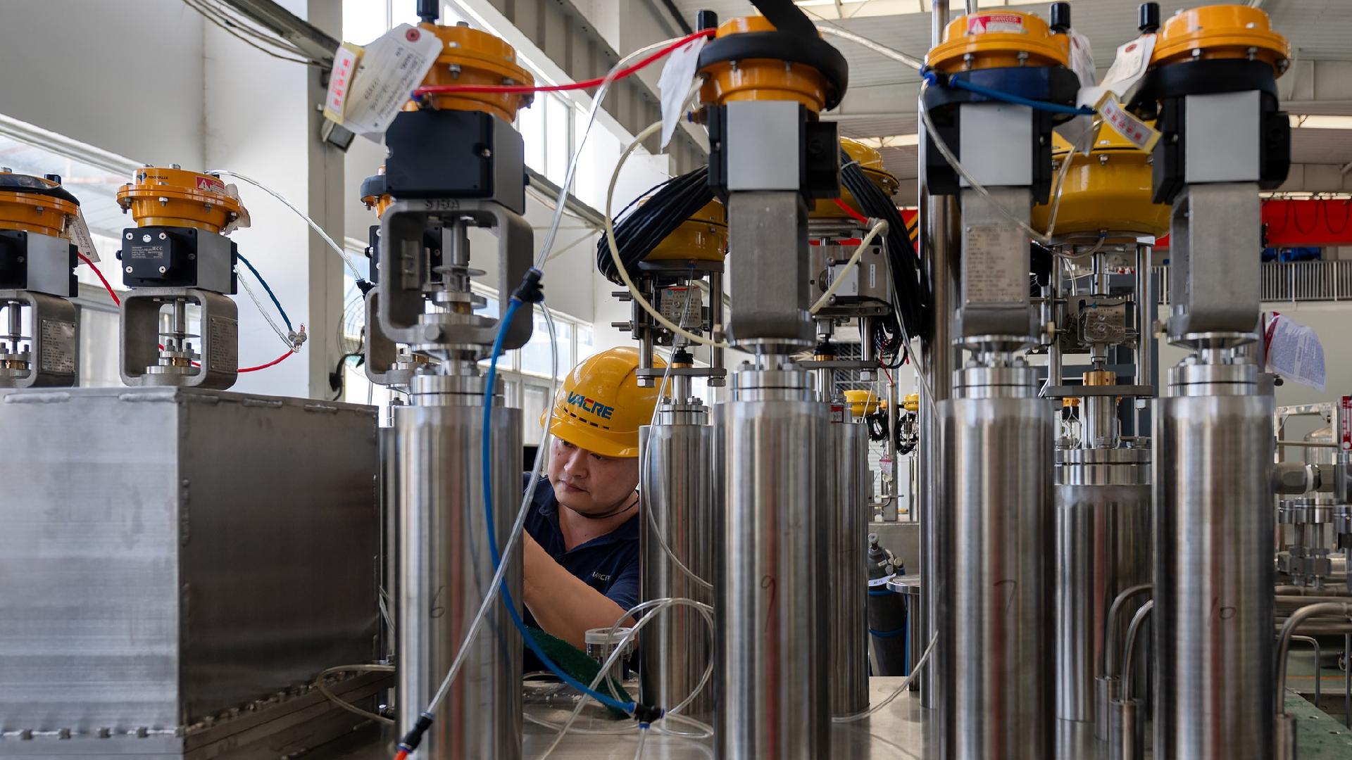 China imposes temporary export ban on helium