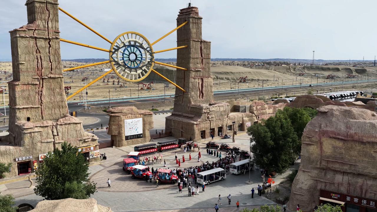 Gobi wonderland draws crowds with daily shows and film-set scenery