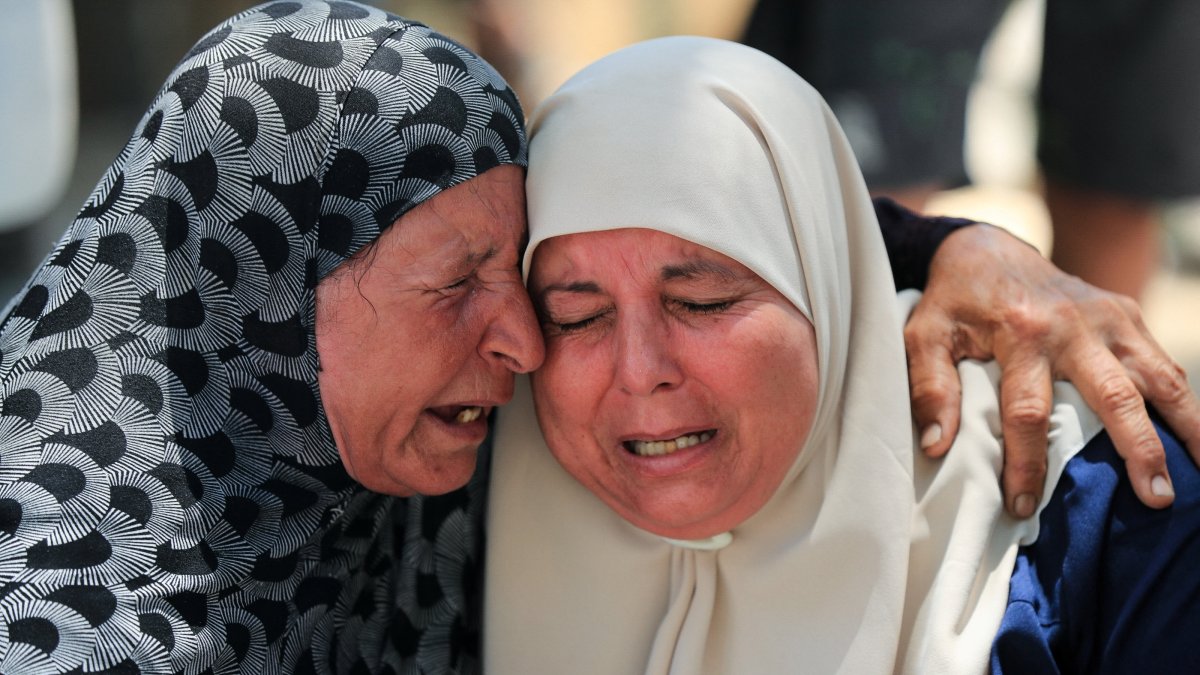 Israeli strikes kill 7 in Gaza as UN urges doctor's release